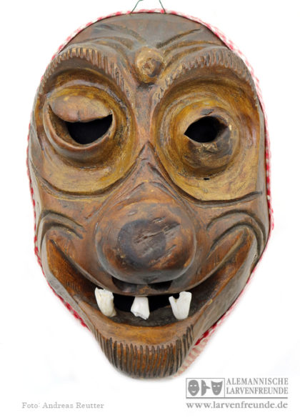 Maskenmuseum Holzmaske Unterterzen Broder
