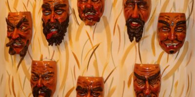 Hoorige Bären aus Singen im Virtuellen Maskenmuseum