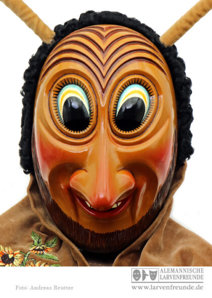 Hummel Weilen unter den Rinnen Hahn Holzmaske